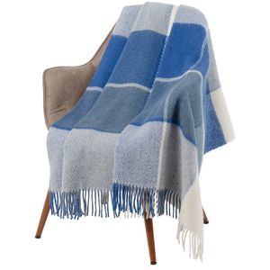 Пледы из экологически чистой новозеландской шерсти выглядят легкими и воздушными, но при этом они довольно теплые. Тонкая волокнистая структура шерсти...