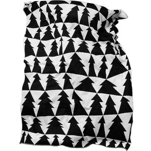 Мягкий графичный плед в скандинавском стиле «Танцующий лес» настраивает на позитив: жизнь складывается не из ровных черно-белых полос, а причудливых...