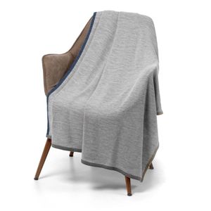 Пледы Very Marque эклектично, но ненавязчиво сочетают в себе этнические, классические и фантазийные мотивы. Лаконичная образность рисунков и...