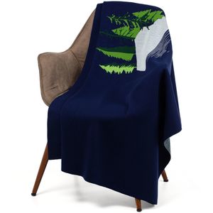 Тишина и спокойствие северного леса неизменно придают сил и наполняют. Плед Forest Tapestry с лаконичным геометрическим рисунком заряжен энергией и...