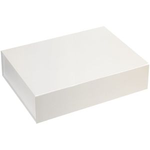 Коробка выполнена из переплетного картона, кашированного гладкой дизайнерской бумагой Majestic цвета «Золотой свет», с крышкой на магнитах.