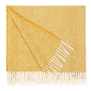 Плед с бахромой Bilbo приглушенного пастельного оттенка из натуральной новозеландской шерсти — это возможность без лишнего пафоса пожелать процветания...