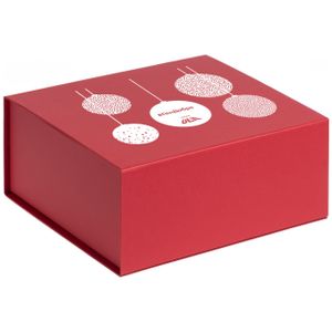 Коробка изготовлена из переплетного картона, кашированного дизайнерской бумагой, с крышкой на магните.