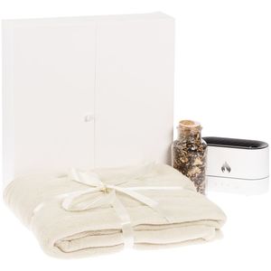 Мягкий флисовый плед, черный чай с медовыми гранулами, корицей и кусочками имбиря, а также увлажнитель воздуха с имитацией пламени — все самое...