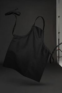 Базовый фартук разработан в рамках единой коллекции одежды и аксессуаров и легко комбинируется с ее элементами. Специально спроектированные лекала и...