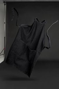 Стильный фартук из денима разработан в рамках единой коллекции одежды и аксессуаров и легко комбинируется с ее элементами. Специально спроектированные...