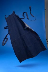 Стильный фартук из денима разработан в рамках единой коллекции одежды и аксессуаров и легко комбинируется с ее элементами. Специально спроектированные...