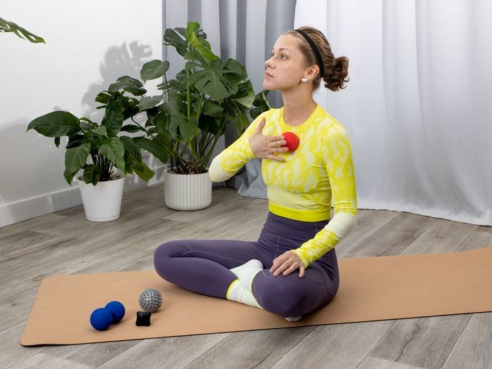 Массажный мяч для MФР Relaxify, красный